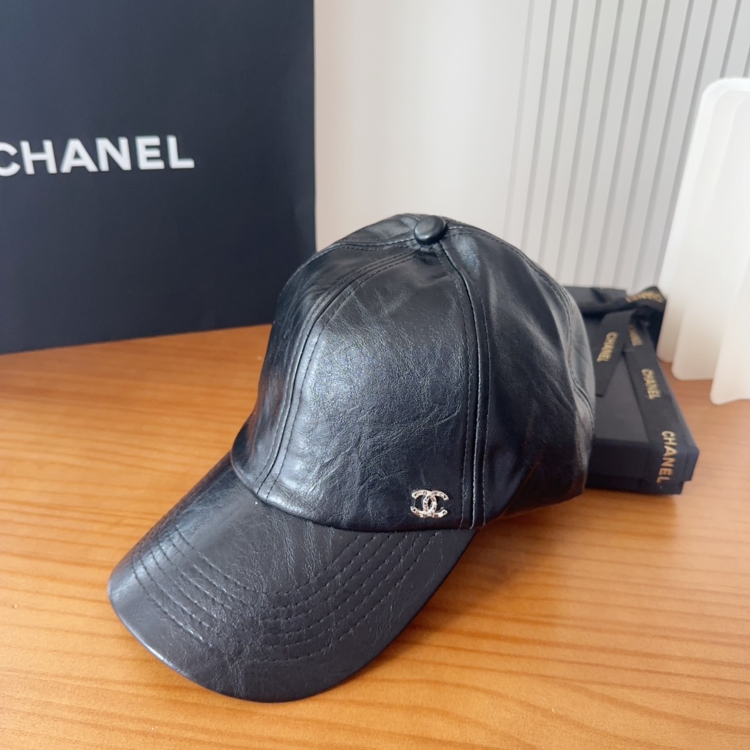 

香奈儿 秋冬新品，皮质剌绣棒球帽，
细节精致，专柜品质，个性十足