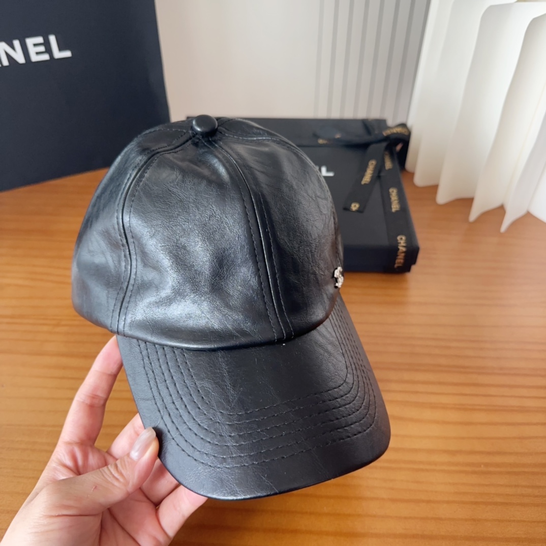 

香奈儿 秋冬新品，皮质剌绣棒球帽，
细节精致，专柜品质，个性十足