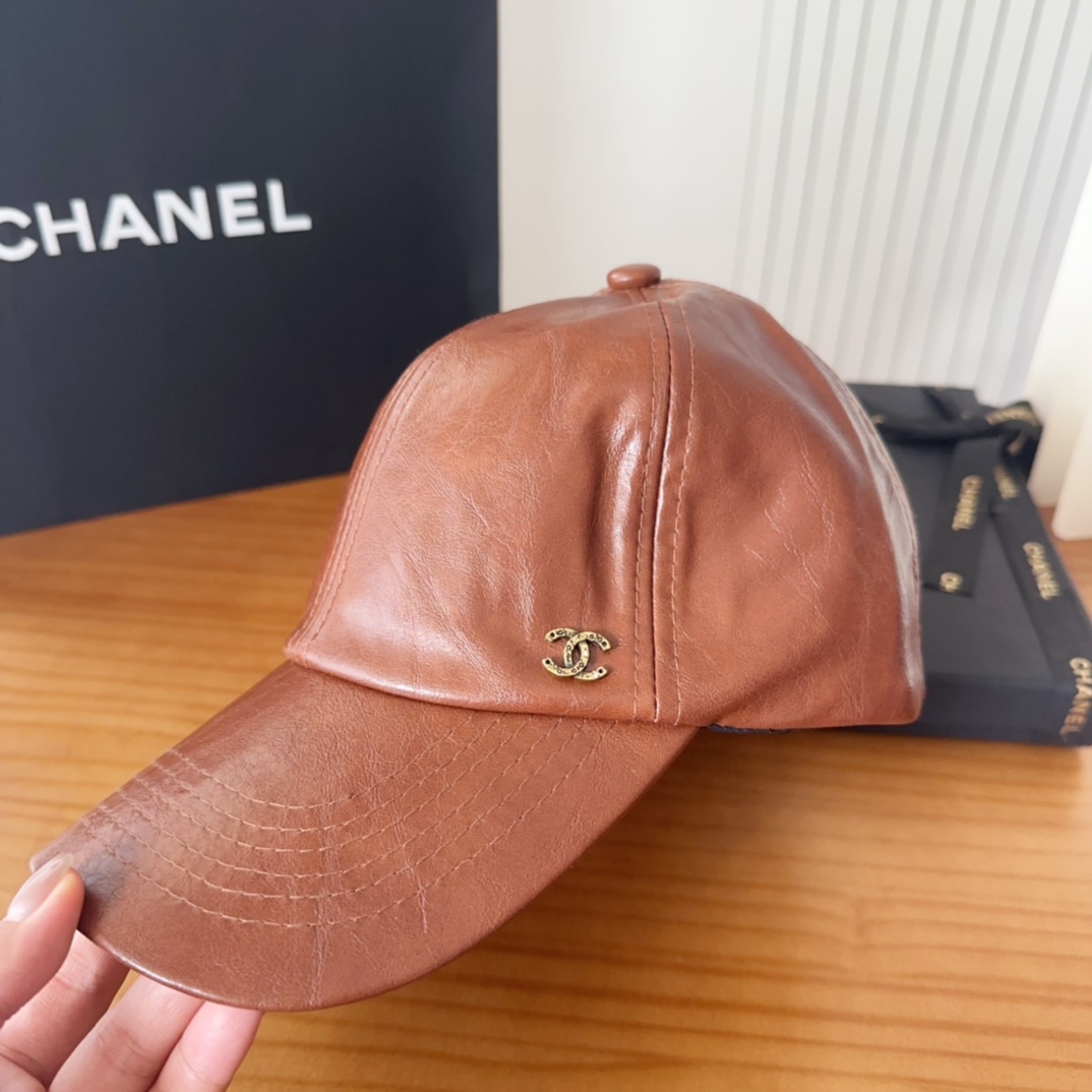 

香奈儿 秋冬新品，皮质剌绣棒球帽，
细节精致，专柜品质，个性十足