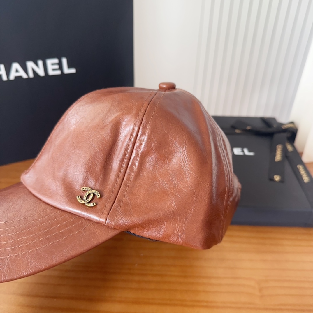 

香奈儿 秋冬新品，皮质剌绣棒球帽，
细节精致，专柜品质，个性十足