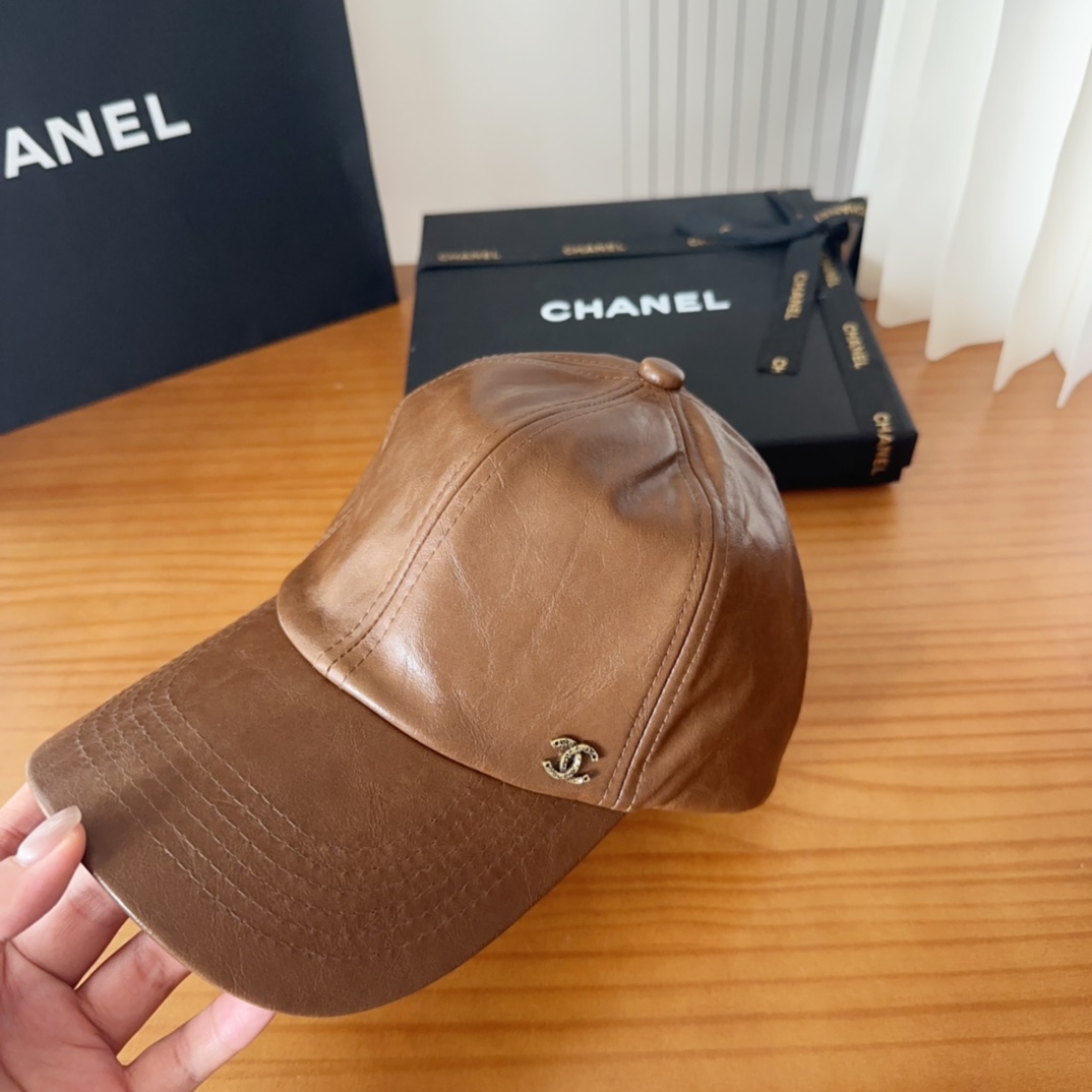 

香奈儿 秋冬新品，皮质剌绣棒球帽，
细节精致，专柜品质，个性十足