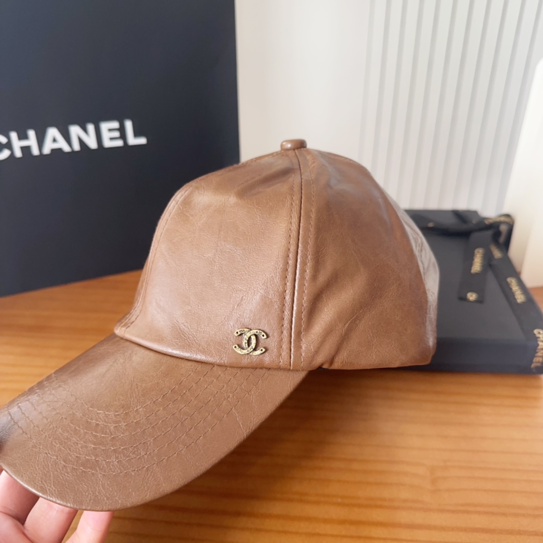 

香奈儿 秋冬新品，皮质剌绣棒球帽，
细节精致，专柜品质，个性十足