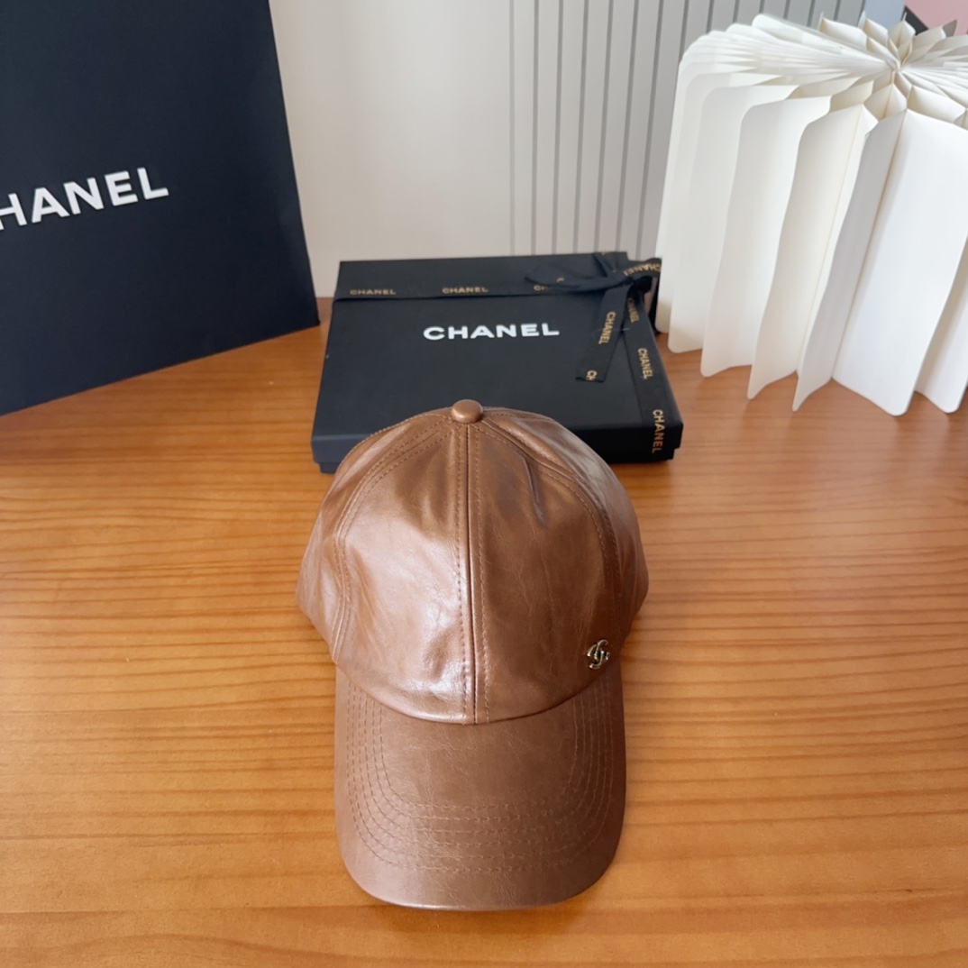 

香奈儿 秋冬新品，皮质剌绣棒球帽，
细节精致，专柜品质，个性十足