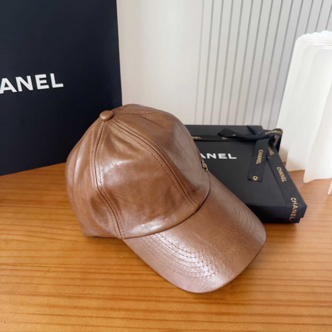 

香奈儿 秋冬新品，皮质剌绣棒球帽，
细节精致，专柜品质，个性十足