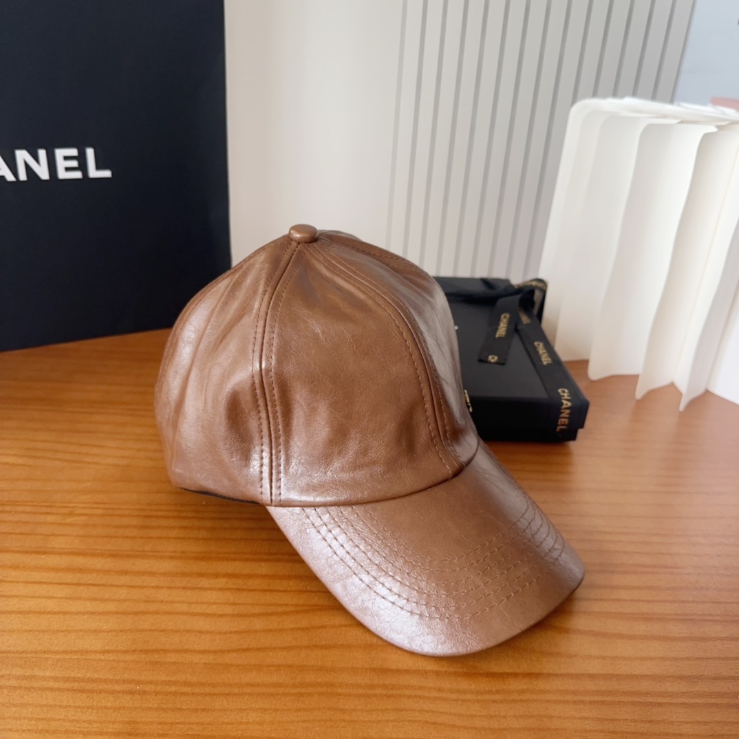 

香奈儿 秋冬新品，皮质剌绣棒球帽，
细节精致，专柜品质，个性十足