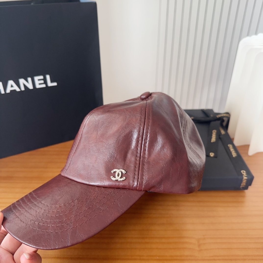 

香奈儿 秋冬新品，皮质剌绣棒球帽，
细节精致，专柜品质，个性十足