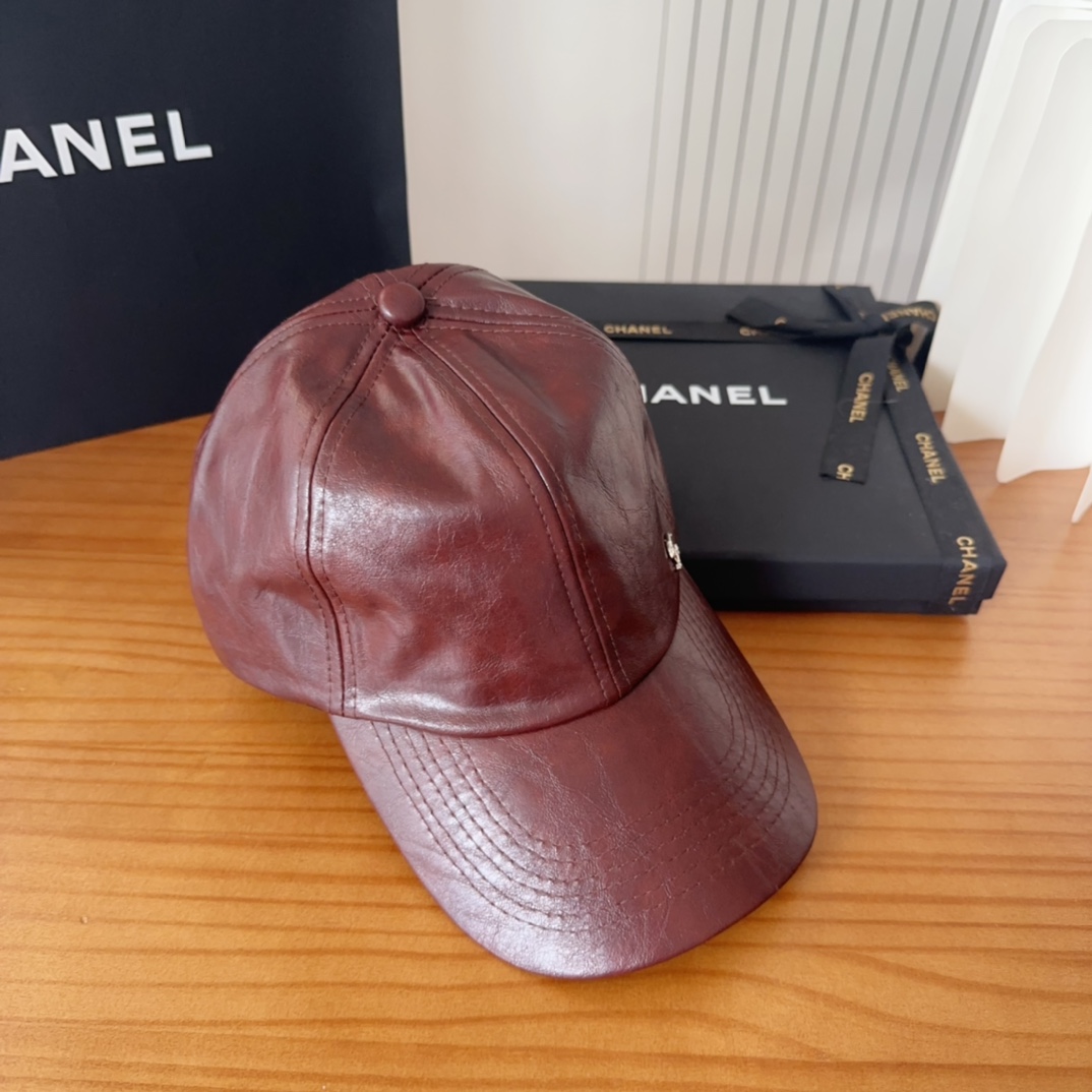 

香奈儿 秋冬新品，皮质剌绣棒球帽，
细节精致，专柜品质，个性十足