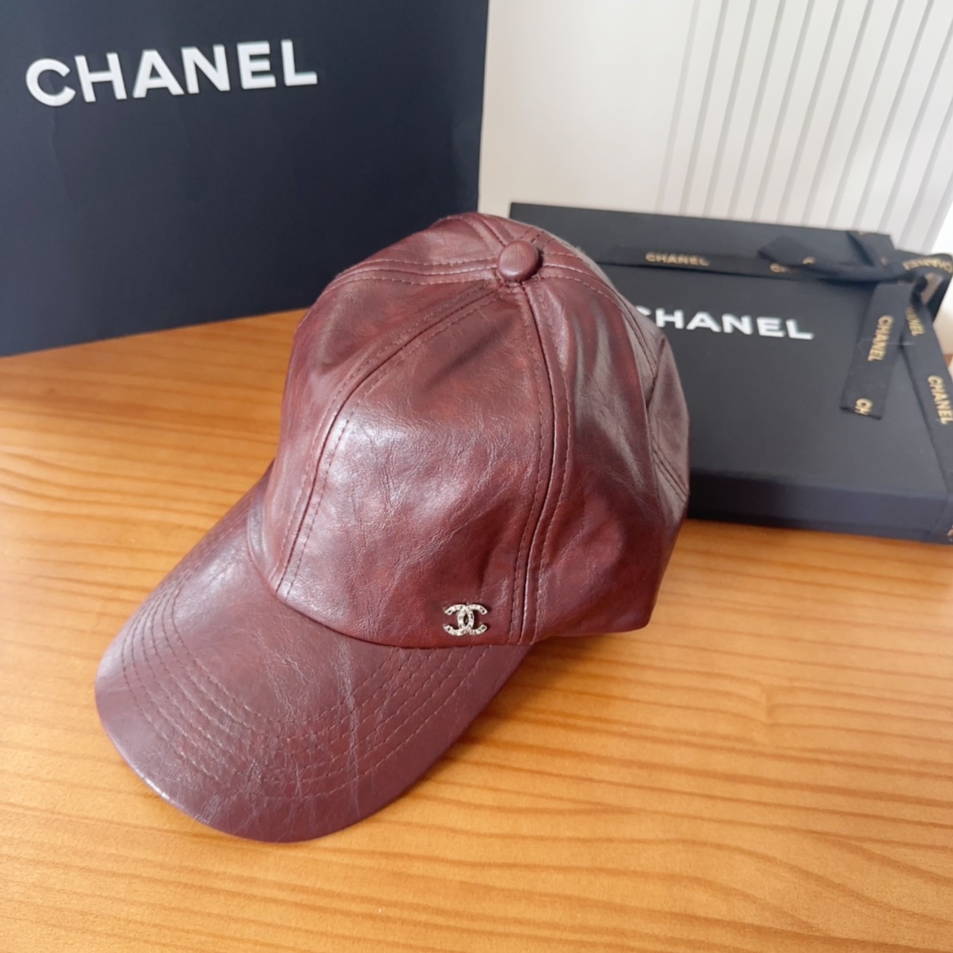 

香奈儿 秋冬新品，皮质剌绣棒球帽，
细节精致，专柜品质，个性十足