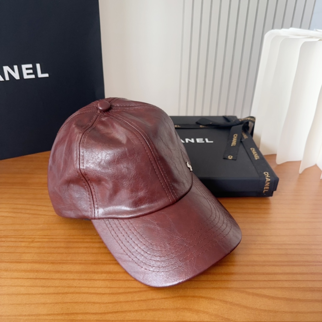 

香奈儿 秋冬新品，皮质剌绣棒球帽，
细节精致，专柜品质，个性十足