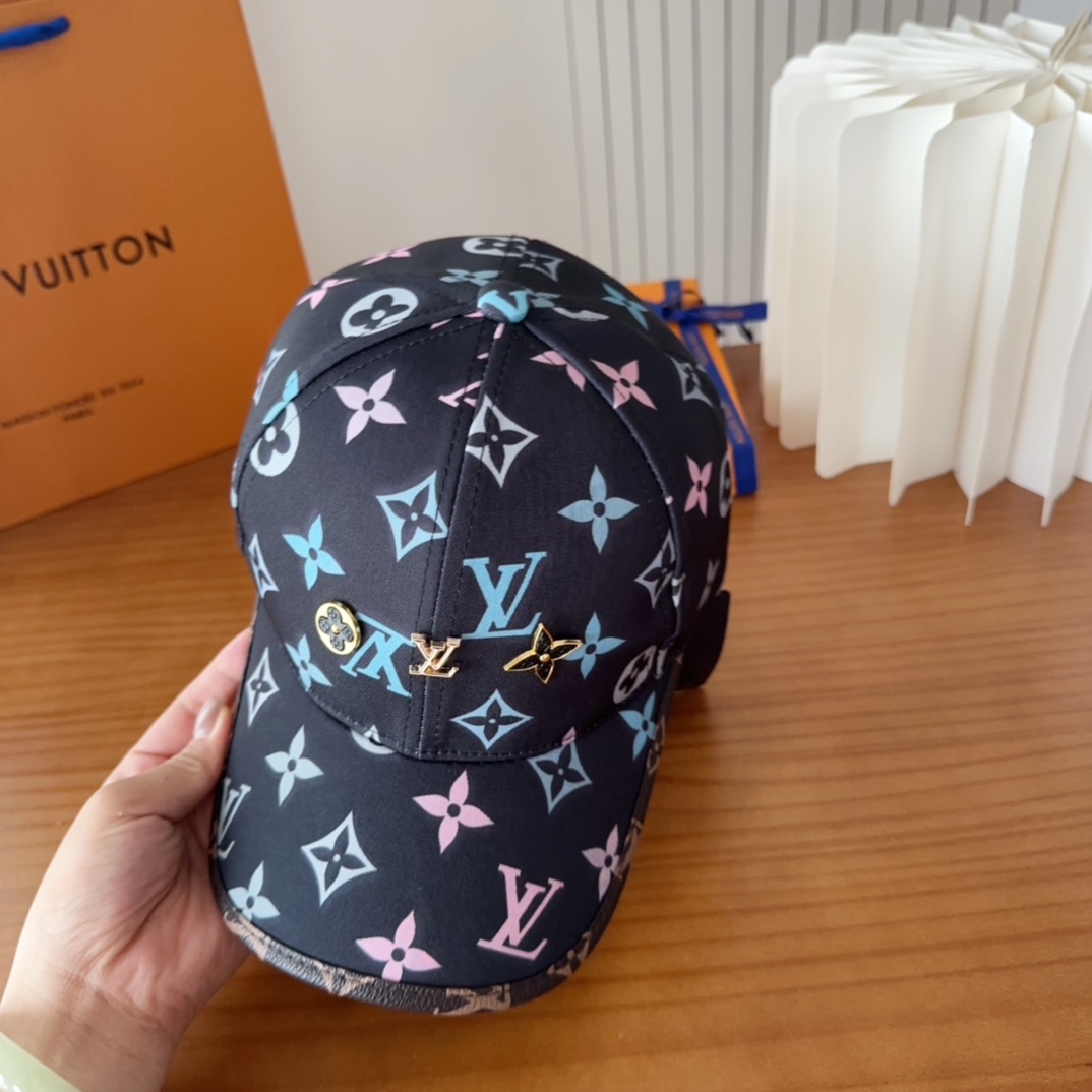

LV路易威登原单刺绣的棒球帽  专柜热卖款纯棉内里，轻盈透气。完美版型，对格精准无误，原厂品质，独家