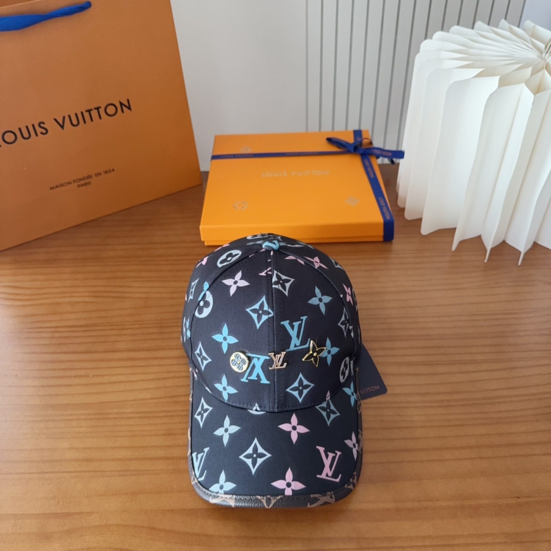 

LV路易威登原单刺绣的棒球帽  专柜热卖款纯棉内里，轻盈透气。完美版型，对格精准无误，原厂品质，独家