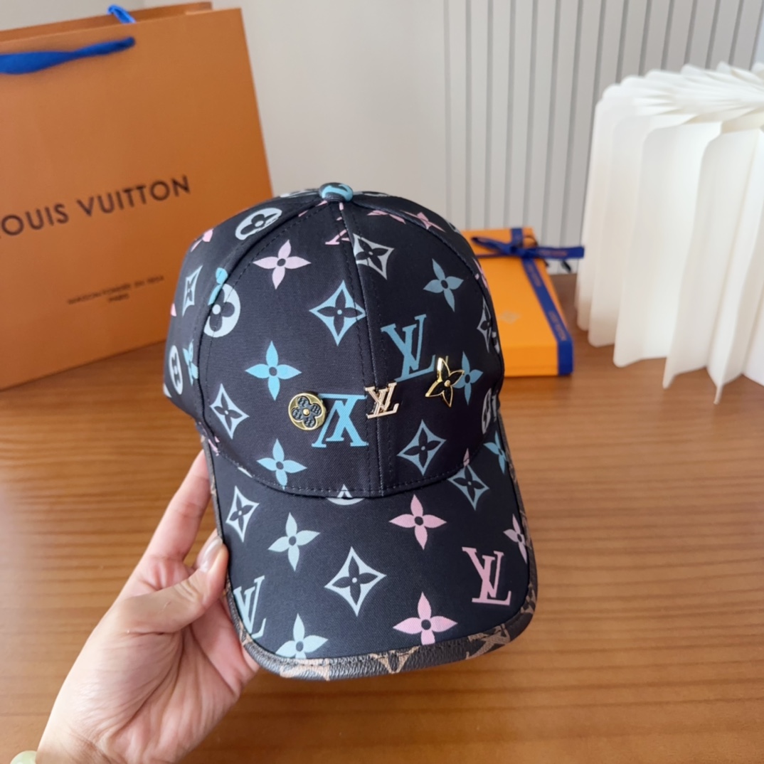 

LV路易威登原单刺绣的棒球帽  专柜热卖款纯棉内里，轻盈透气。完美版型，对格精准无误，原厂品质，独家
