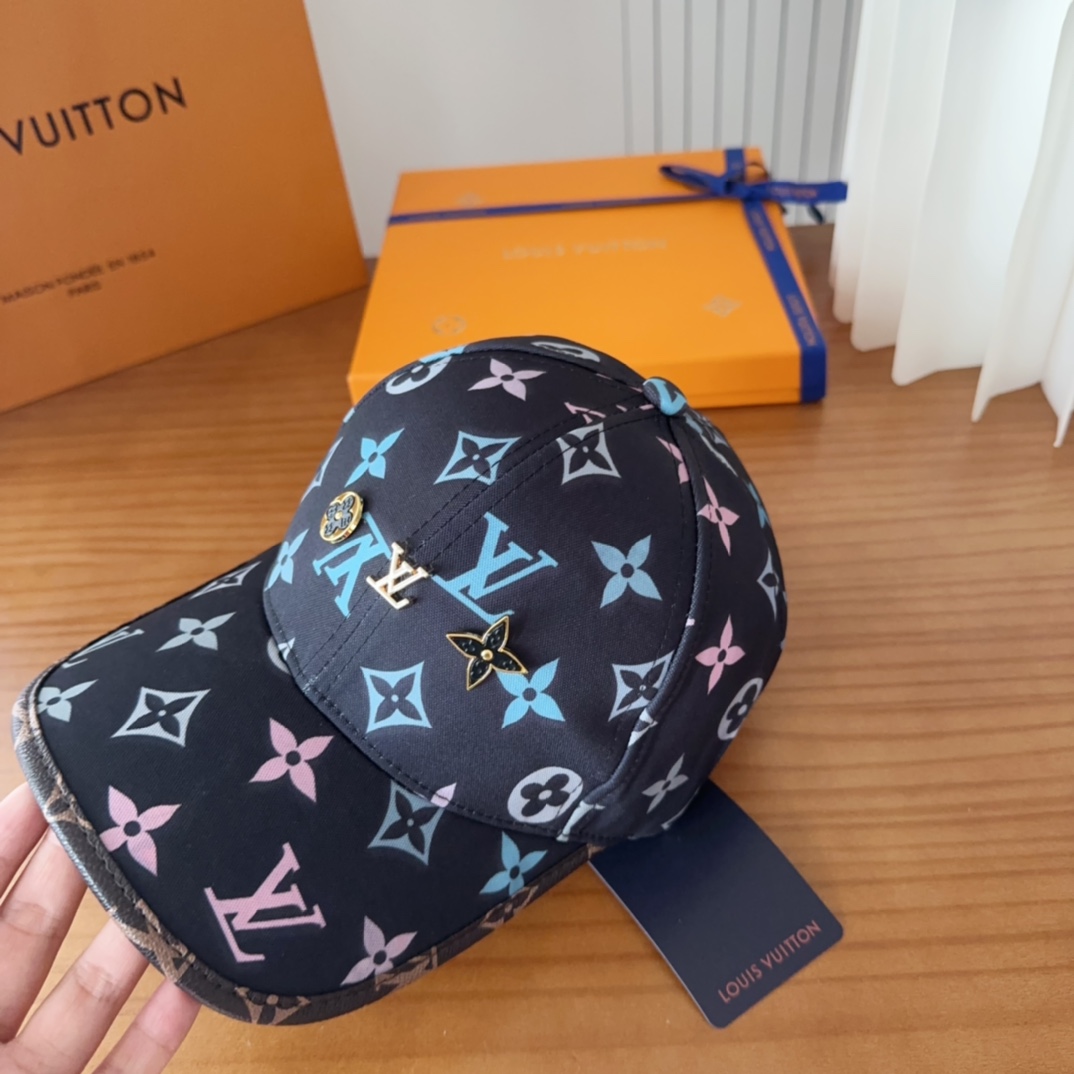 

LV路易威登原单刺绣的棒球帽  专柜热卖款纯棉内里，轻盈透气。完美版型，对格精准无误，原厂品质，独家