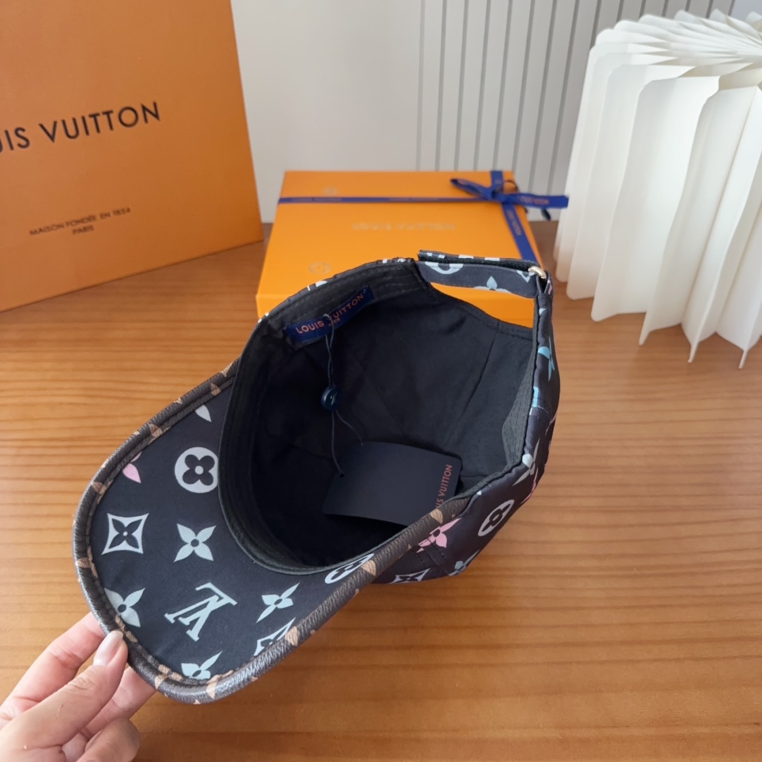 

LV路易威登原单刺绣的棒球帽  专柜热卖款纯棉内里，轻盈透气。完美版型，对格精准无误，原厂品质，独家