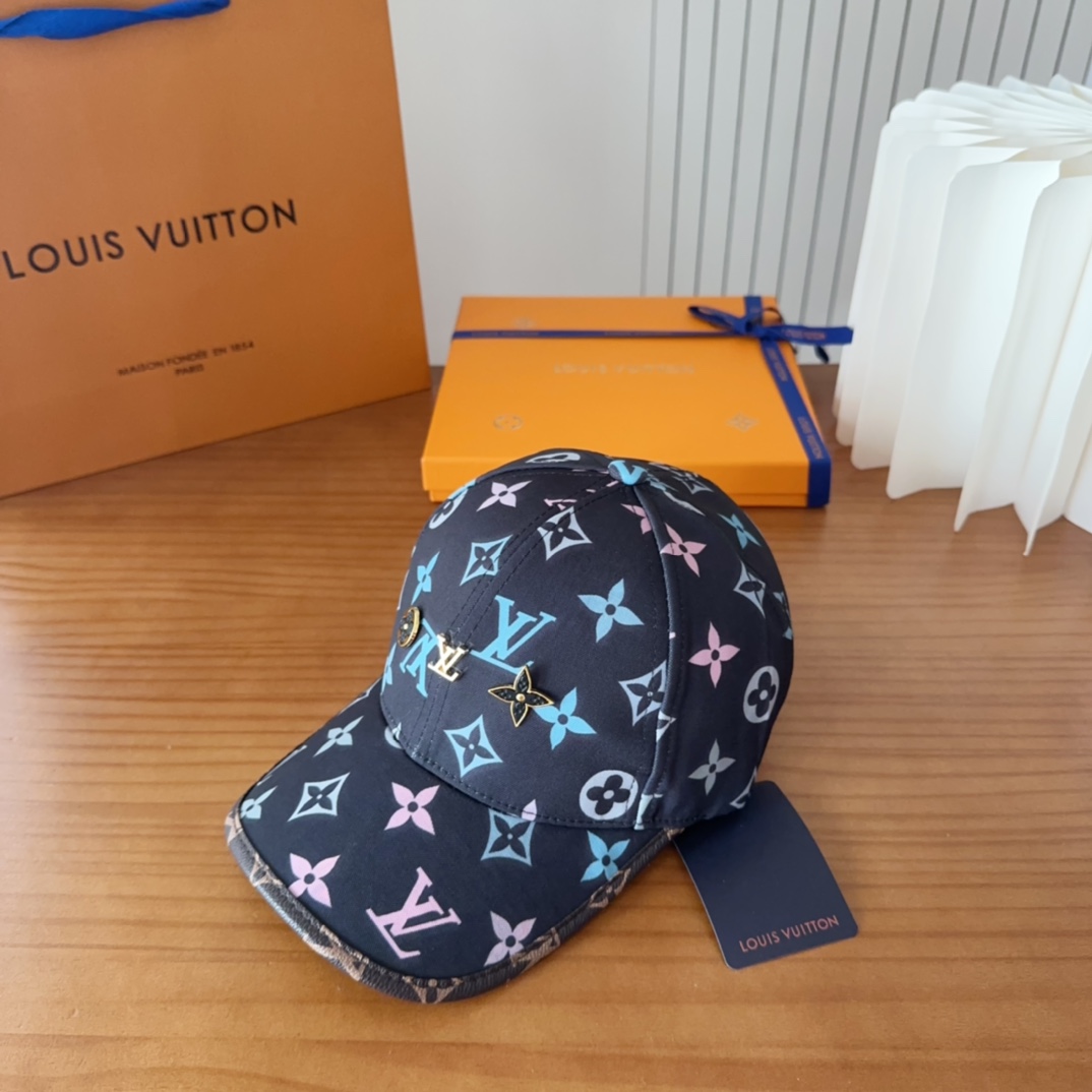 

LV路易威登原单刺绣的棒球帽  专柜热卖款纯棉内里，轻盈透气。完美版型，对格精准无误，原厂品质，独家