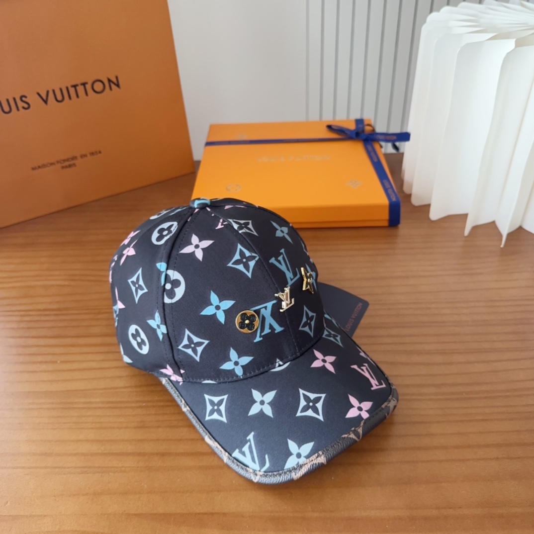 

LV路易威登原单刺绣的棒球帽  专柜热卖款纯棉内里，轻盈透气。完美版型，对格精准无误，原厂品质，独家