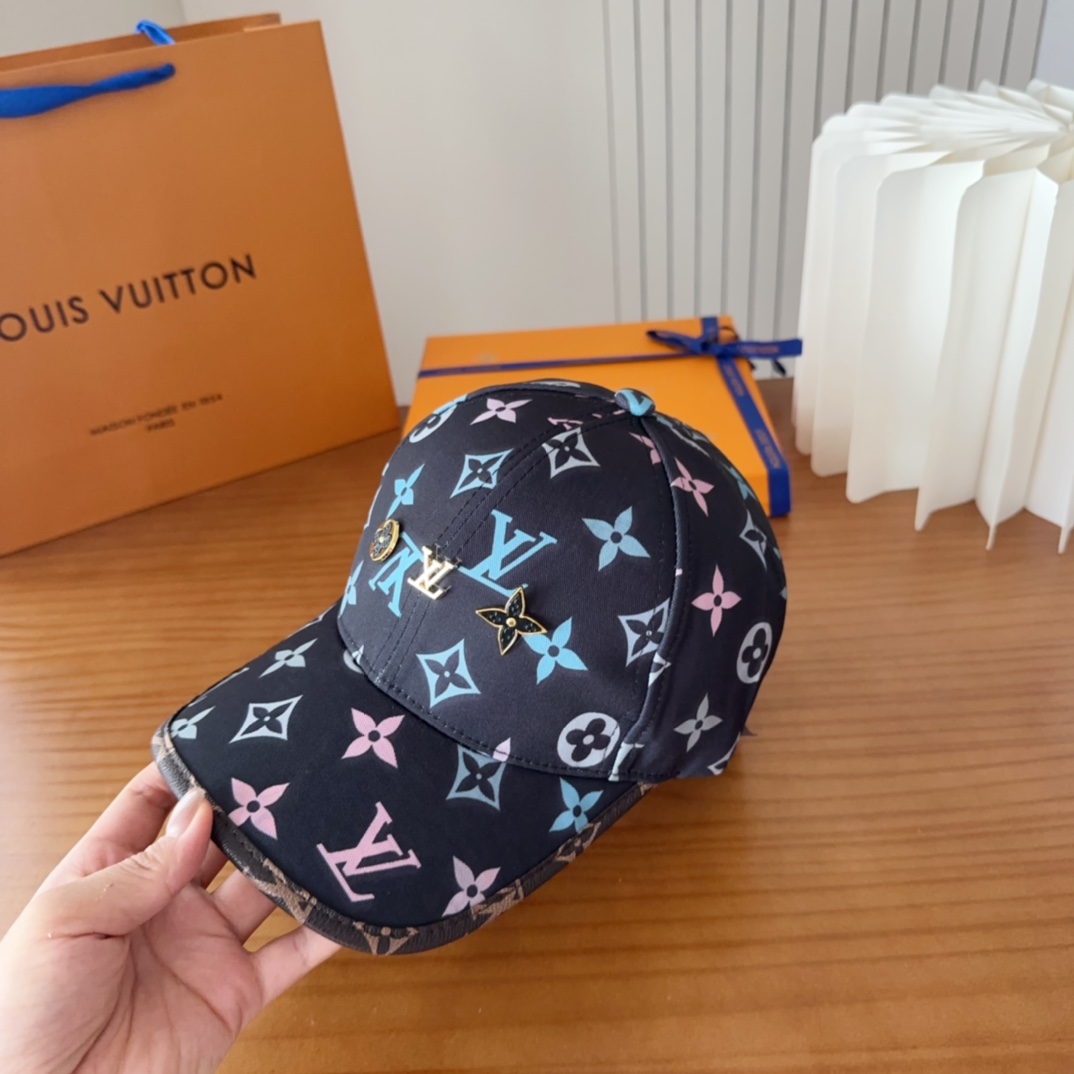 

LV路易威登原单刺绣的棒球帽  专柜热卖款纯棉内里，轻盈透气。完美版型，对格精准无误，原厂品质，独家