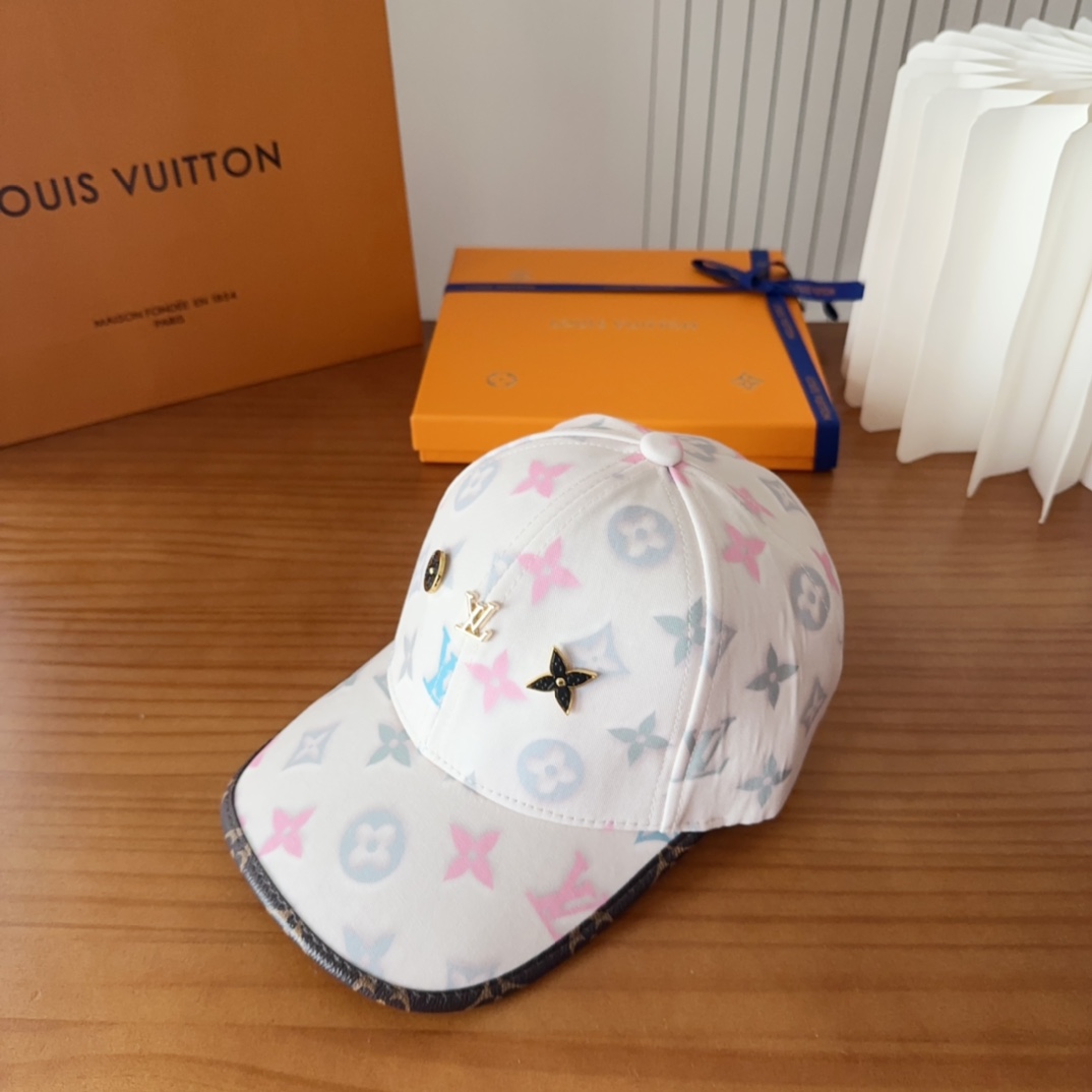 

LV路易威登原单刺绣的棒球帽  专柜热卖款纯棉内里，轻盈透气。完美版型，对格精准无误，原厂品质，独家