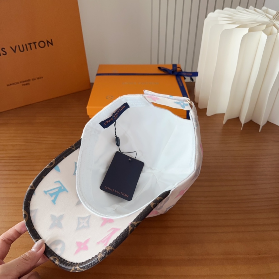 

LV路易威登原单刺绣的棒球帽  专柜热卖款纯棉内里，轻盈透气。完美版型，对格精准无误，原厂品质，独家