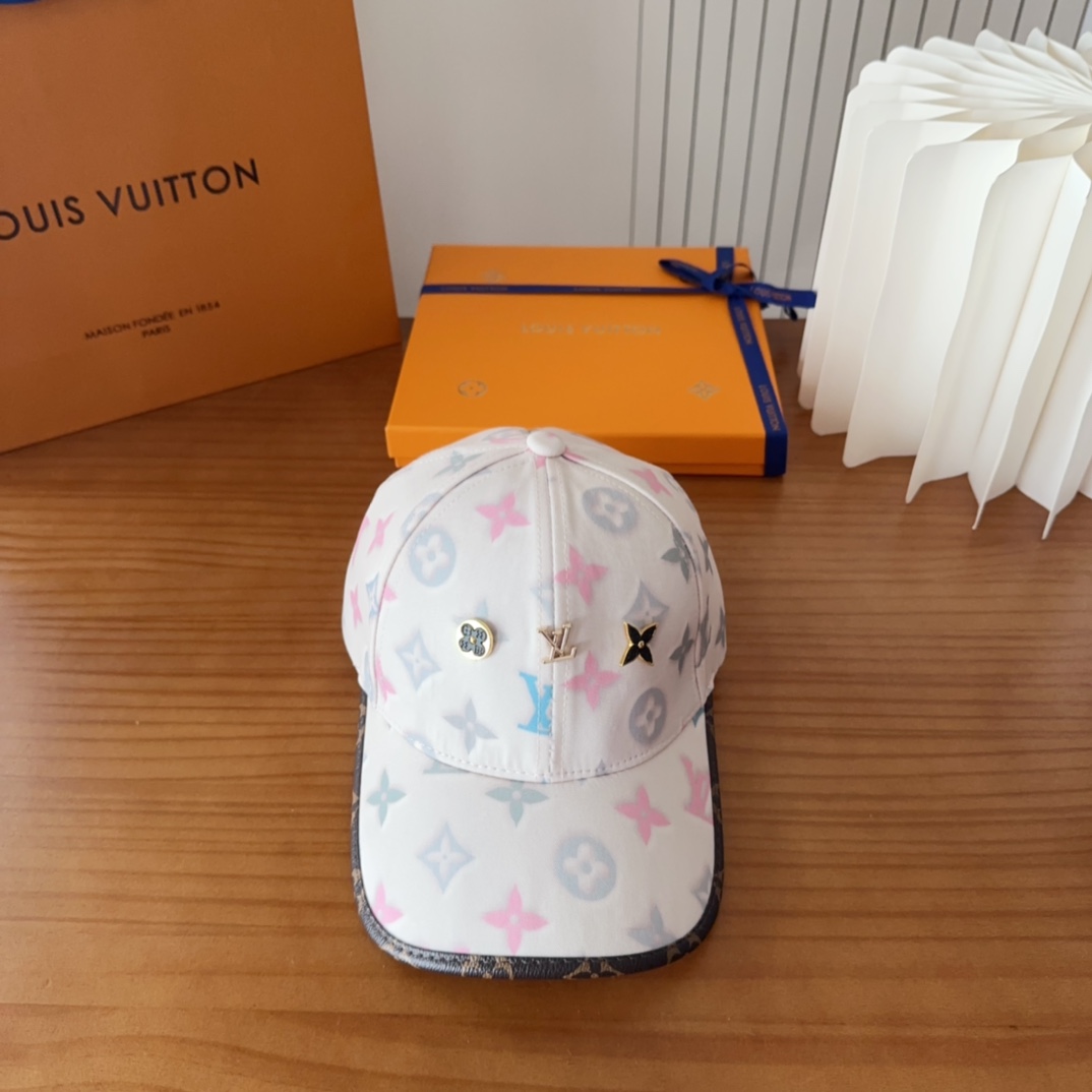 

LV路易威登原单刺绣的棒球帽  专柜热卖款纯棉内里，轻盈透气。完美版型，对格精准无误，原厂品质，独家