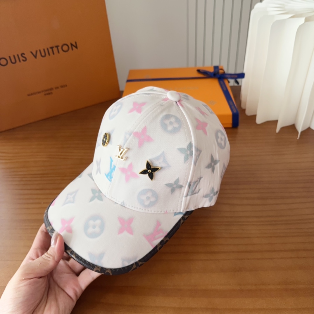 

LV路易威登原单刺绣的棒球帽  专柜热卖款纯棉内里，轻盈透气。完美版型，对格精准无误，原厂品质，独家