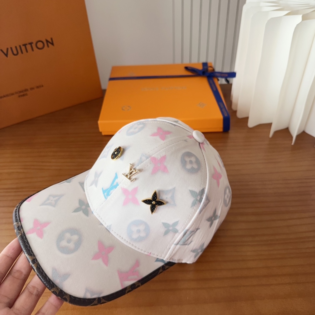 

LV路易威登原单刺绣的棒球帽  专柜热卖款纯棉内里，轻盈透气。完美版型，对格精准无误，原厂品质，独家