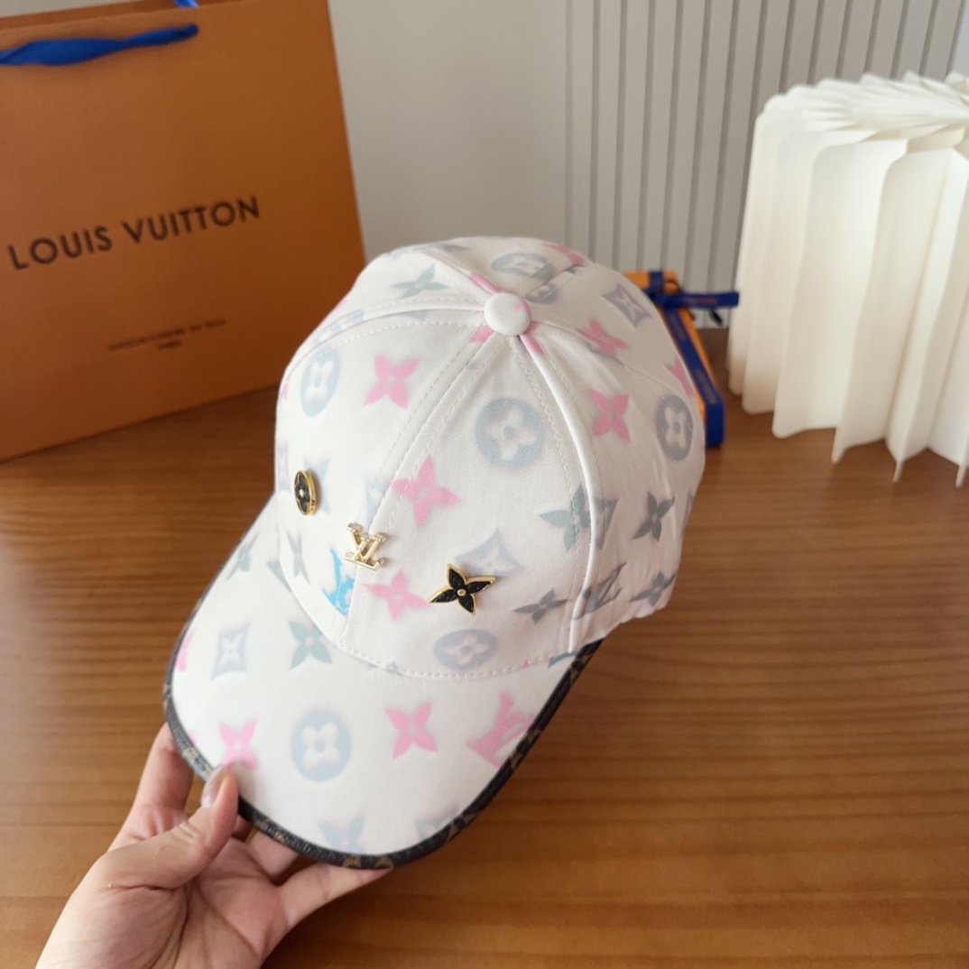 

LV路易威登原单刺绣的棒球帽  专柜热卖款纯棉内里，轻盈透气。完美版型，对格精准无误，原厂品质，独家