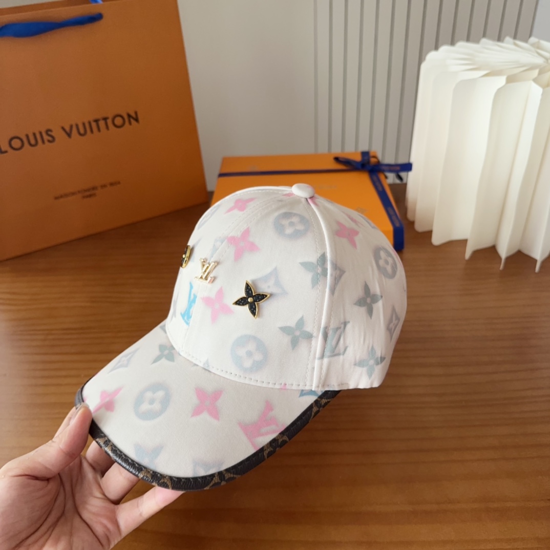 

LV路易威登原单刺绣的棒球帽  专柜热卖款纯棉内里，轻盈透气。完美版型，对格精准无误，原厂品质，独家