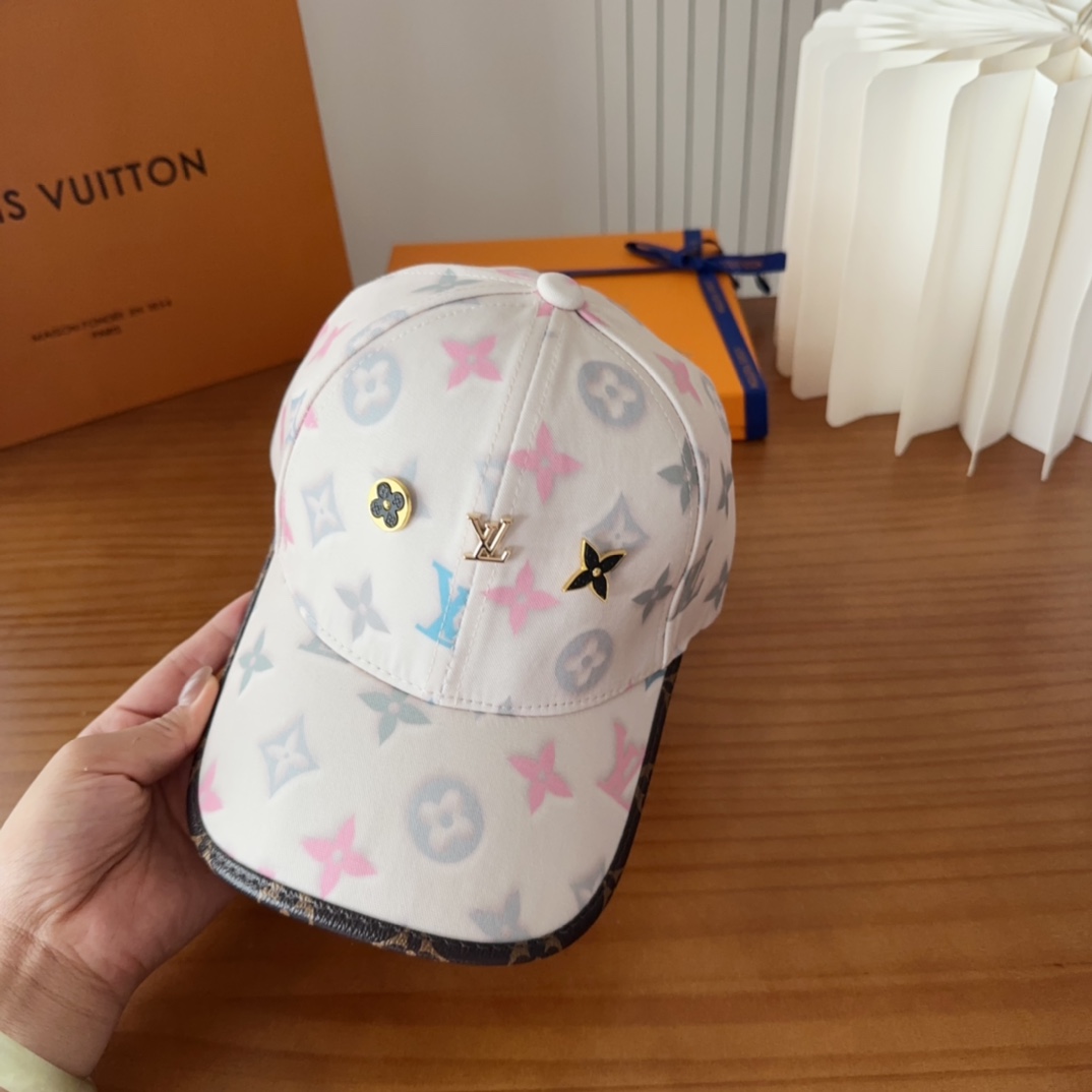 

LV路易威登原单刺绣的棒球帽  专柜热卖款纯棉内里，轻盈透气。完美版型，对格精准无误，原厂品质，独家