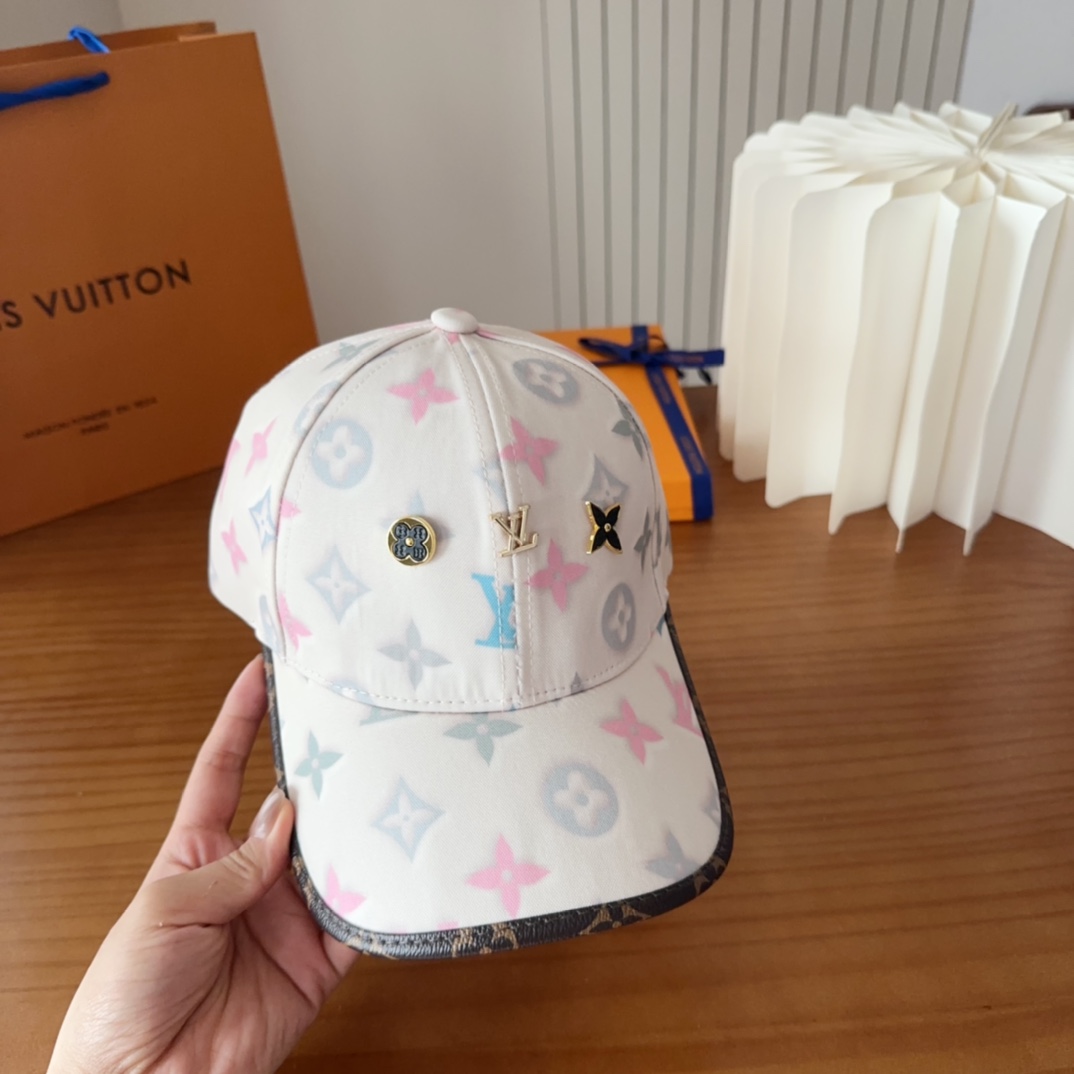

LV路易威登原单刺绣的棒球帽  专柜热卖款纯棉内里，轻盈透气。完美版型，对格精准无误，原厂品质，独家