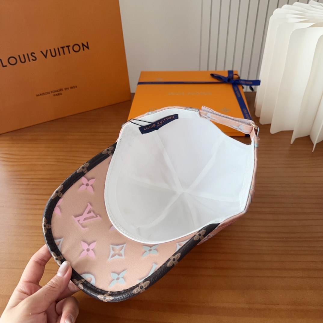 

LV路易威登原单刺绣的棒球帽  专柜热卖款纯棉内里，轻盈透气。完美版型，对格精准无误，原厂品质，独家