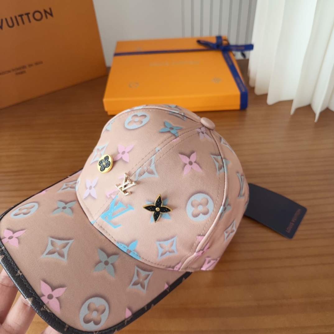 

LV路易威登原单刺绣的棒球帽  专柜热卖款纯棉内里，轻盈透气。完美版型，对格精准无误，原厂品质，独家