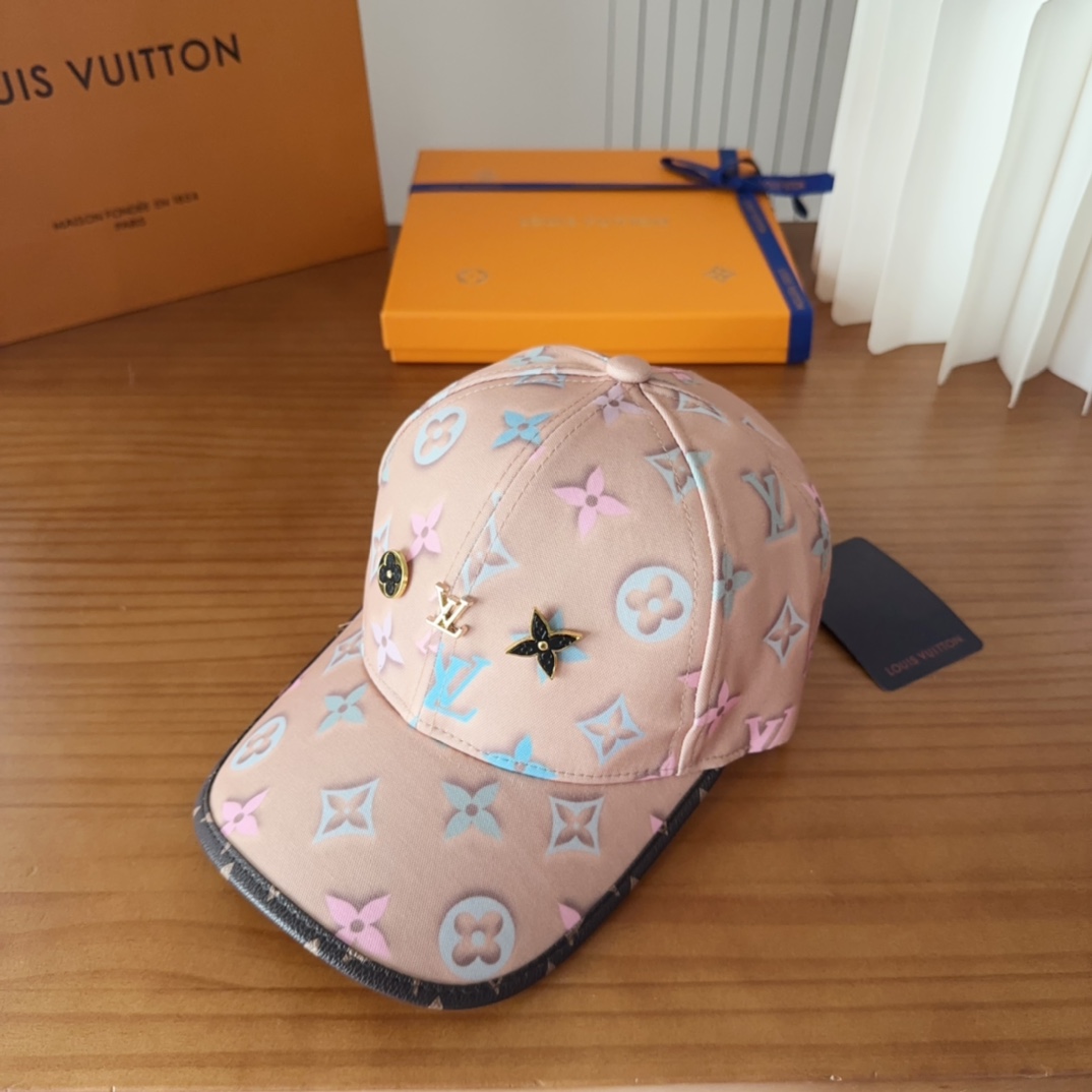 

LV路易威登原单刺绣的棒球帽  专柜热卖款纯棉内里，轻盈透气。完美版型，对格精准无误，原厂品质，独家