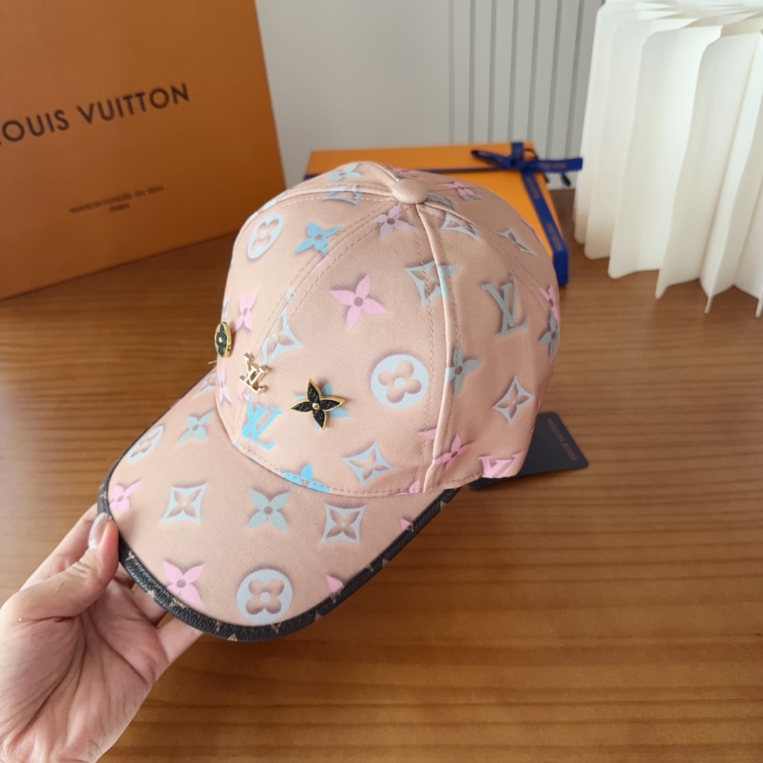 

LV路易威登原单刺绣的棒球帽  专柜热卖款纯棉内里，轻盈透气。完美版型，对格精准无误，原厂品质，独家