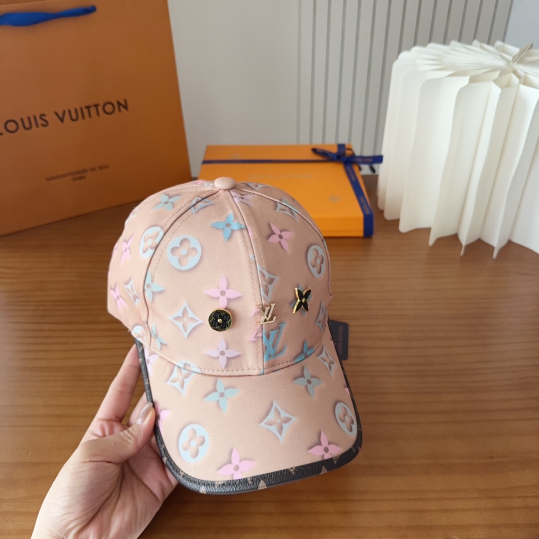 

LV路易威登原单刺绣的棒球帽  专柜热卖款纯棉内里，轻盈透气。完美版型，对格精准无误，原厂品质，独家