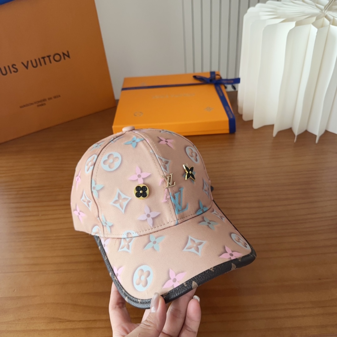 

LV路易威登原单刺绣的棒球帽  专柜热卖款纯棉内里，轻盈透气。完美版型，对格精准无误，原厂品质，独家