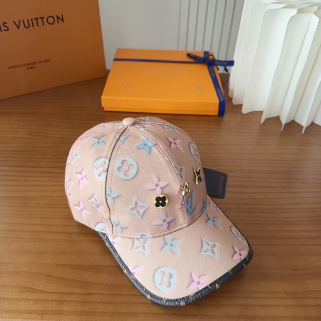 

LV路易威登原单刺绣的棒球帽  专柜热卖款纯棉内里，轻盈透气。完美版型，对格精准无误，原厂品质，独家