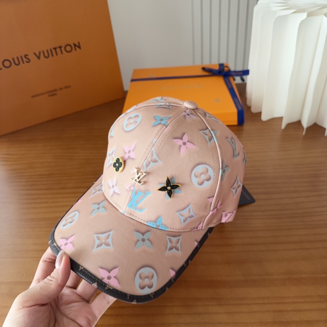 

LV路易威登原单刺绣的棒球帽  专柜热卖款纯棉内里，轻盈透气。完美版型，对格精准无误，原厂品质，独家