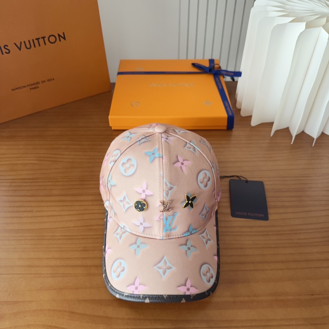 

LV路易威登原单刺绣的棒球帽  专柜热卖款纯棉内里，轻盈透气。完美版型，对格精准无误，原厂品质，独家