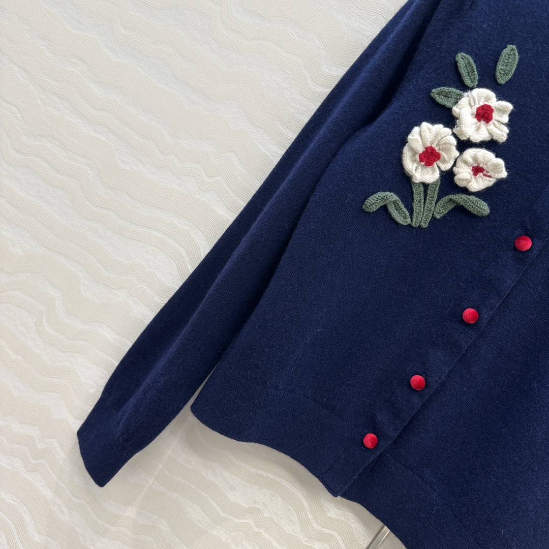 独家首发❤️高端原单品质，ER刘雯同款，立体手钩花朵羊绒小开衫！纯手工钩花蔷薇花朵装饰灵动俏皮。撞色丝绒