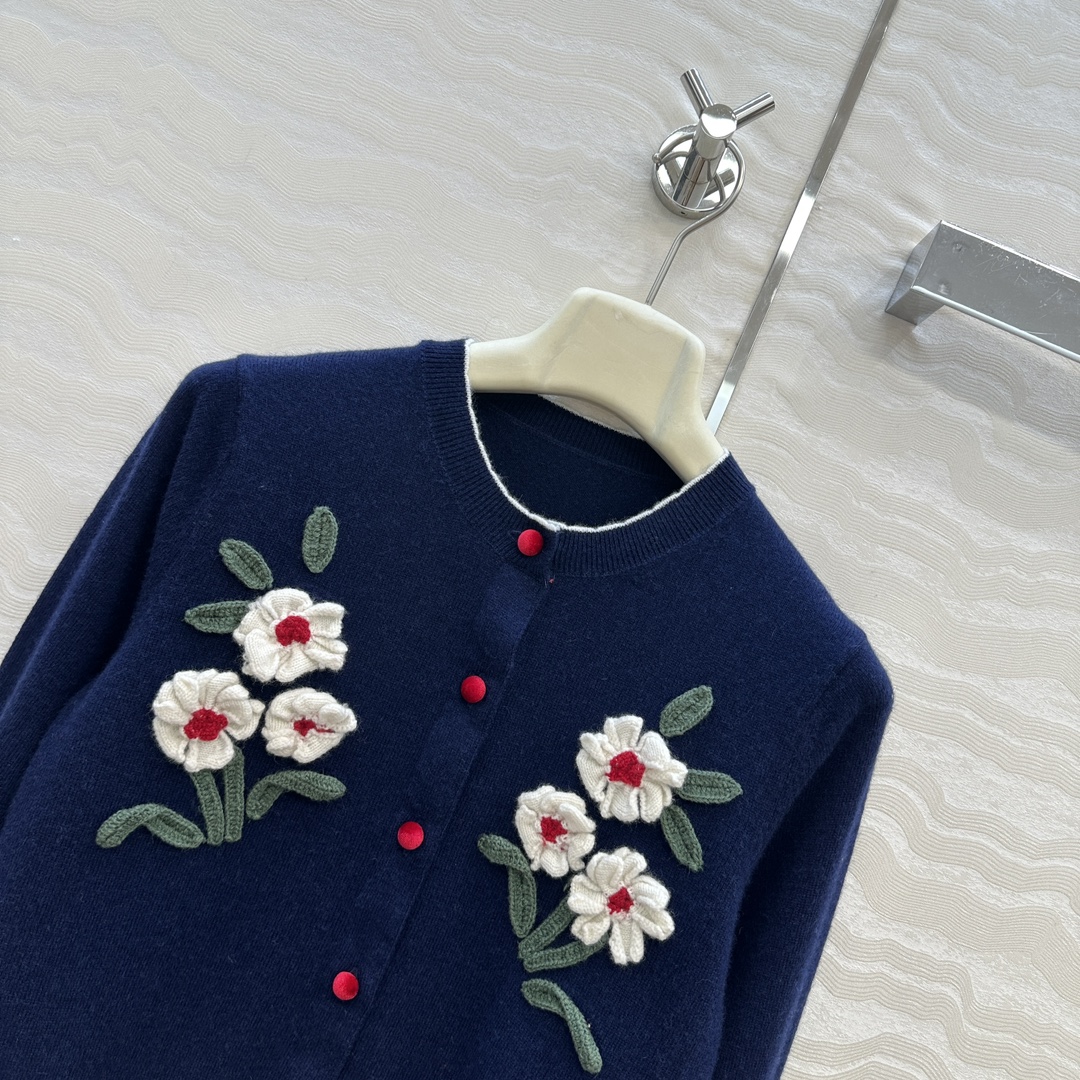 独家首发❤️高端原单品质，ER刘雯同款，立体手钩花朵羊绒小开衫！纯手工钩花蔷薇花朵装饰灵动俏皮。撞色丝绒