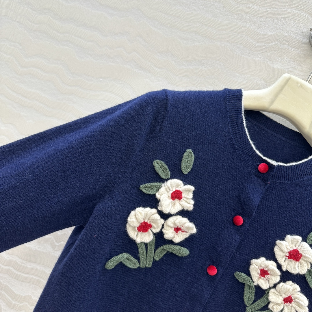 独家首发❤️高端原单品质，ER刘雯同款，立体手钩花朵羊绒小开衫！纯手工钩花蔷薇花朵装饰灵动俏皮。撞色丝绒