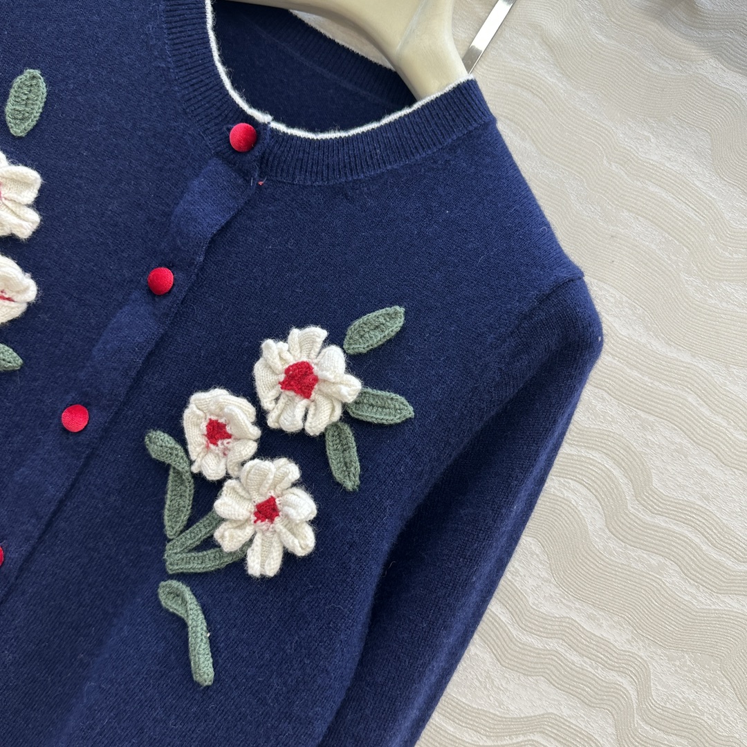 独家首发❤️高端原单品质，ER刘雯同款，立体手钩花朵羊绒小开衫！纯手工钩花蔷薇花朵装饰灵动俏皮。撞色丝绒