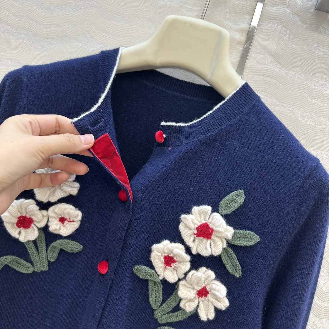 独家首发❤️高端原单品质，ER刘雯同款，立体手钩花朵羊绒小开衫！纯手工钩花蔷薇花朵装饰灵动俏皮。撞色丝绒
