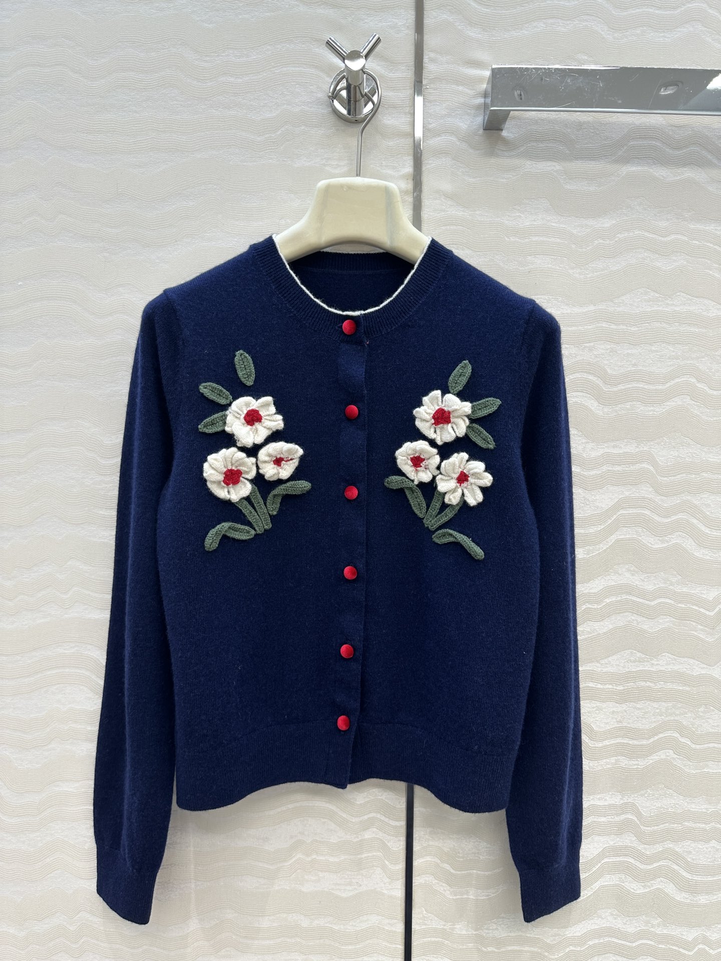 独家首发❤️高端原单品质，ER刘雯同款，立体手钩花朵羊绒小开衫！纯手工钩花蔷薇花朵装饰灵动俏皮。撞色丝绒