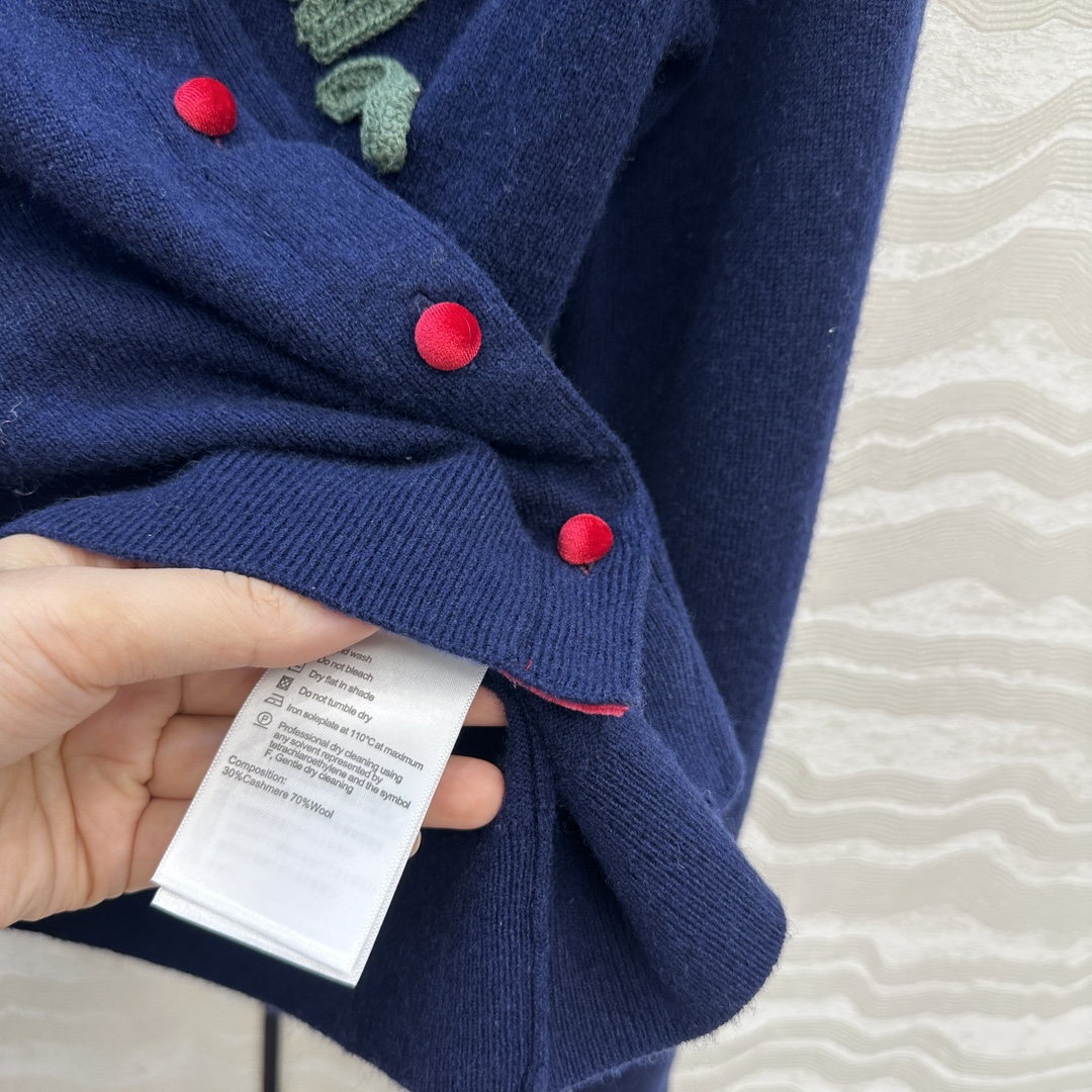 独家首发❤️高端原单品质，ER刘雯同款，立体手钩花朵羊绒小开衫！纯手工钩花蔷薇花朵装饰灵动俏皮。撞色丝绒