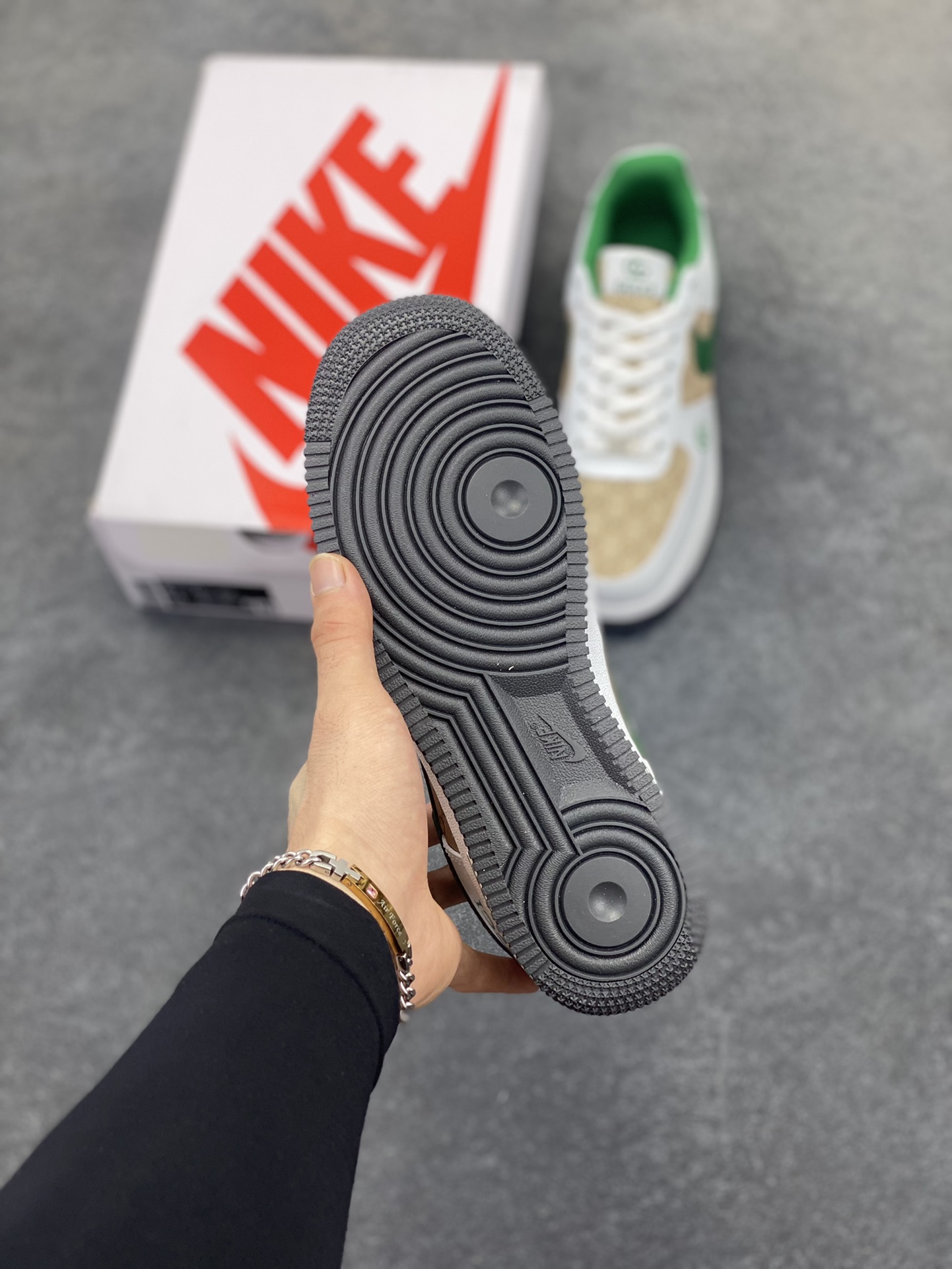 图片[5]-NIke Air Force 1 \’07 Low “古驰联名——花纹草绿”空军一号 低帮 运动鞋 休闲鞋 折边针车 工艺难度大 原楦头原纸板 原装鞋盒 定制五金配件 内置全掌气垫 原厂鞋底 货号：AH8462-004 尺码：36 36.5 37.5 38 38.5 39 40 40.5 41 42 42.5 43 44 44.5 45-选品中心