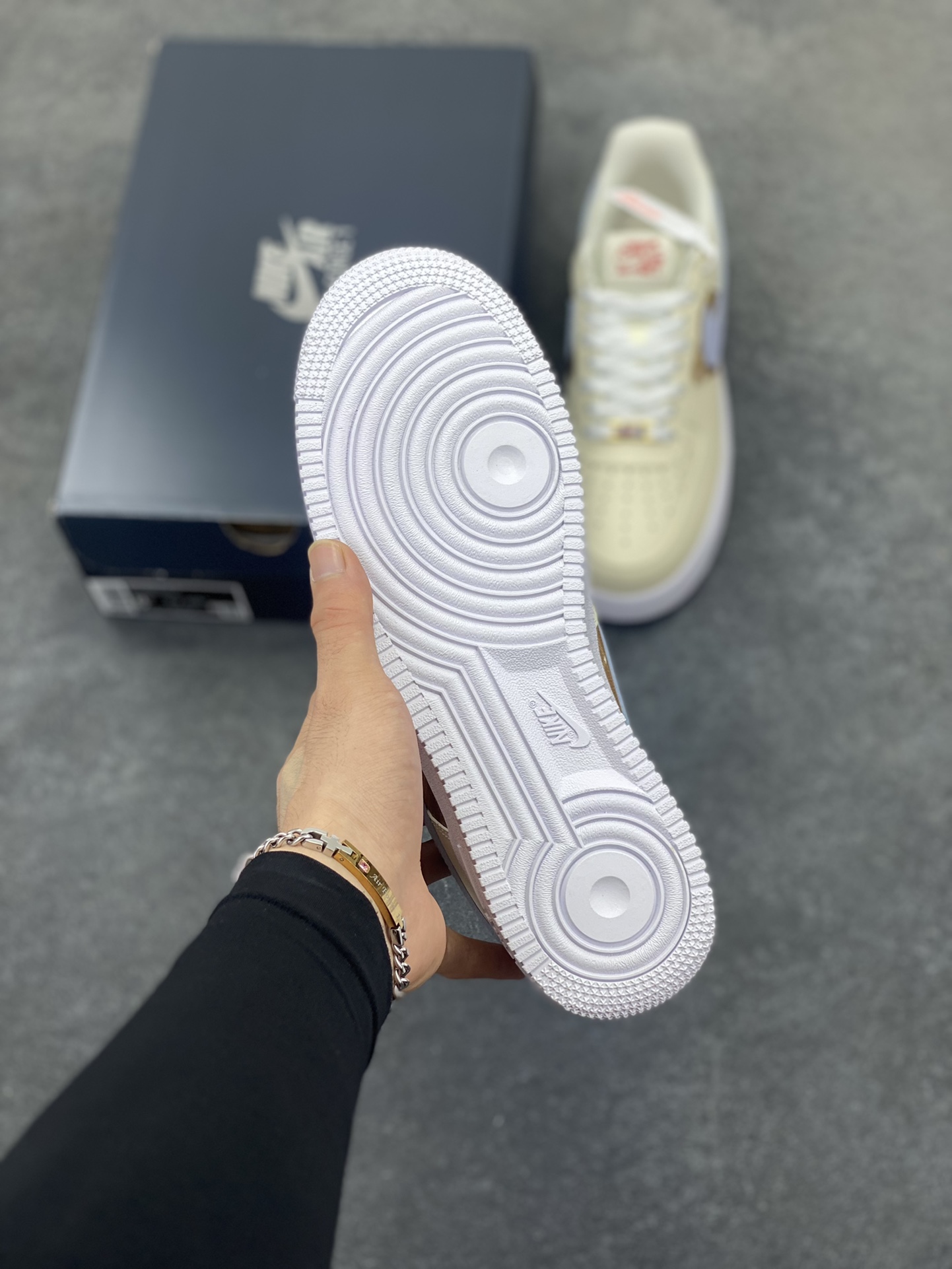 图片[5]-Nike Air Force 1 Low 07 米蓝 原楦头原纸板 打造纯正低帮空军版型 专注外贸渠道 全掌内置蜂窝气垫 原盒配件 原厂中底钢印、拉帮完美 货号：IH7352-001 尺码：36 36.5 37.5 38 38.5 39 40 40.5 41 42 42.5 43 44 44.5 45-选品中心
