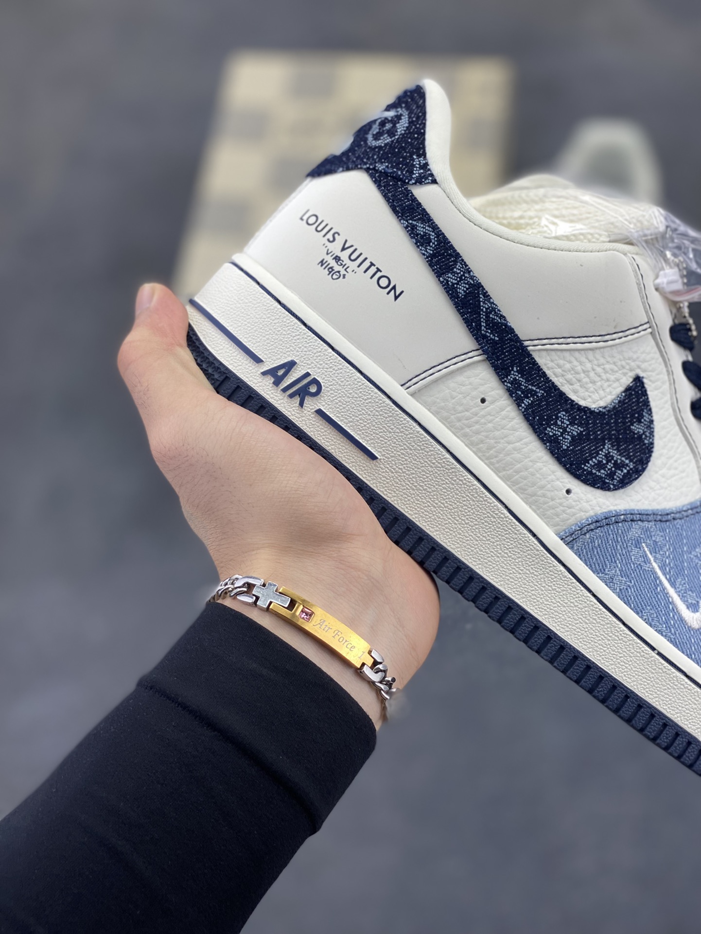 图片[6]-NIke Air Force 1 \’07 Low LV联名–拼接牛仔 空军一号低帮 运动鞋 休闲鞋 折边针车 高级反光效果 工艺难度大 原楦头原纸板 原装鞋盒 原厂鞋底 超高清洁度 细节完美 货号：SC0601-556 尺码：36 36.5 37.5 38 38.5 39 40 40.5 41 42 42.5 43 44 44.5 45-选品中心