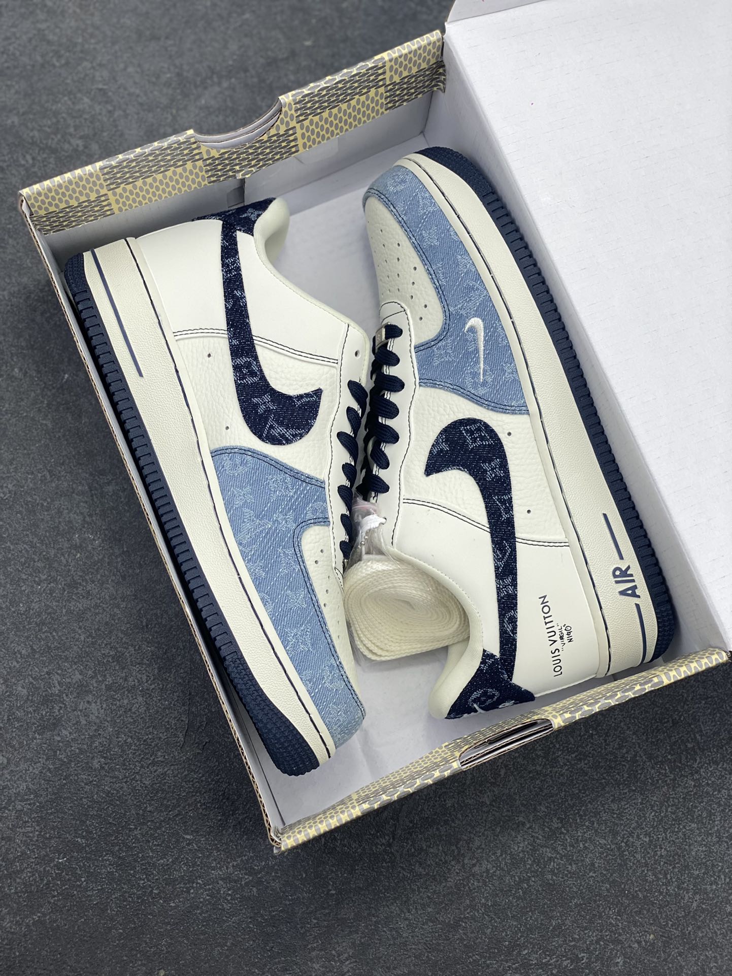 图片[9]-NIke Air Force 1 \’07 Low LV联名–拼接牛仔 空军一号低帮 运动鞋 休闲鞋 折边针车 高级反光效果 工艺难度大 原楦头原纸板 原装鞋盒 原厂鞋底 超高清洁度 细节完美 货号：SC0601-556 尺码：36 36.5 37.5 38 38.5 39 40 40.5 41 42 42.5 43 44 44.5 45-选品中心